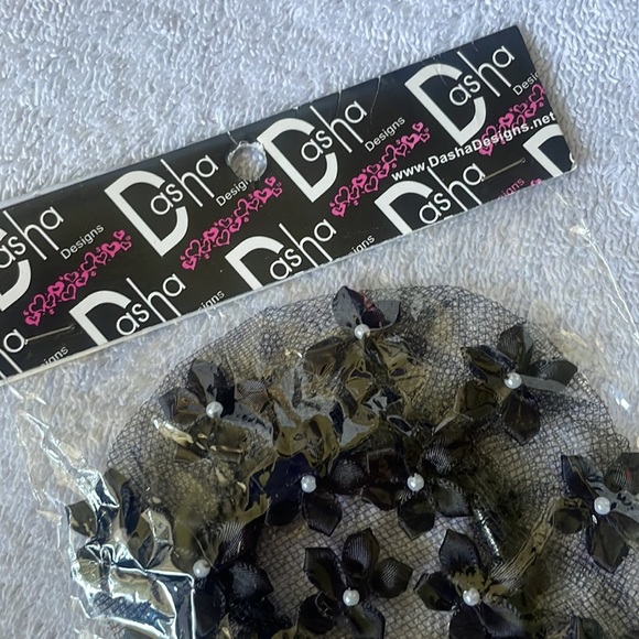 Dasha Designs - Net Bun Cover scattered w/ribbon flowers centered with a pearl - Picture 4 of 6